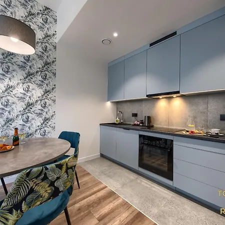 Towarowa Towers Apartment *